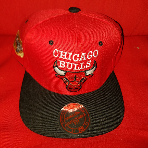 COPY - Chicago Bulls Baseball Cap by Mitchell & Ness - Picture 1 of 3